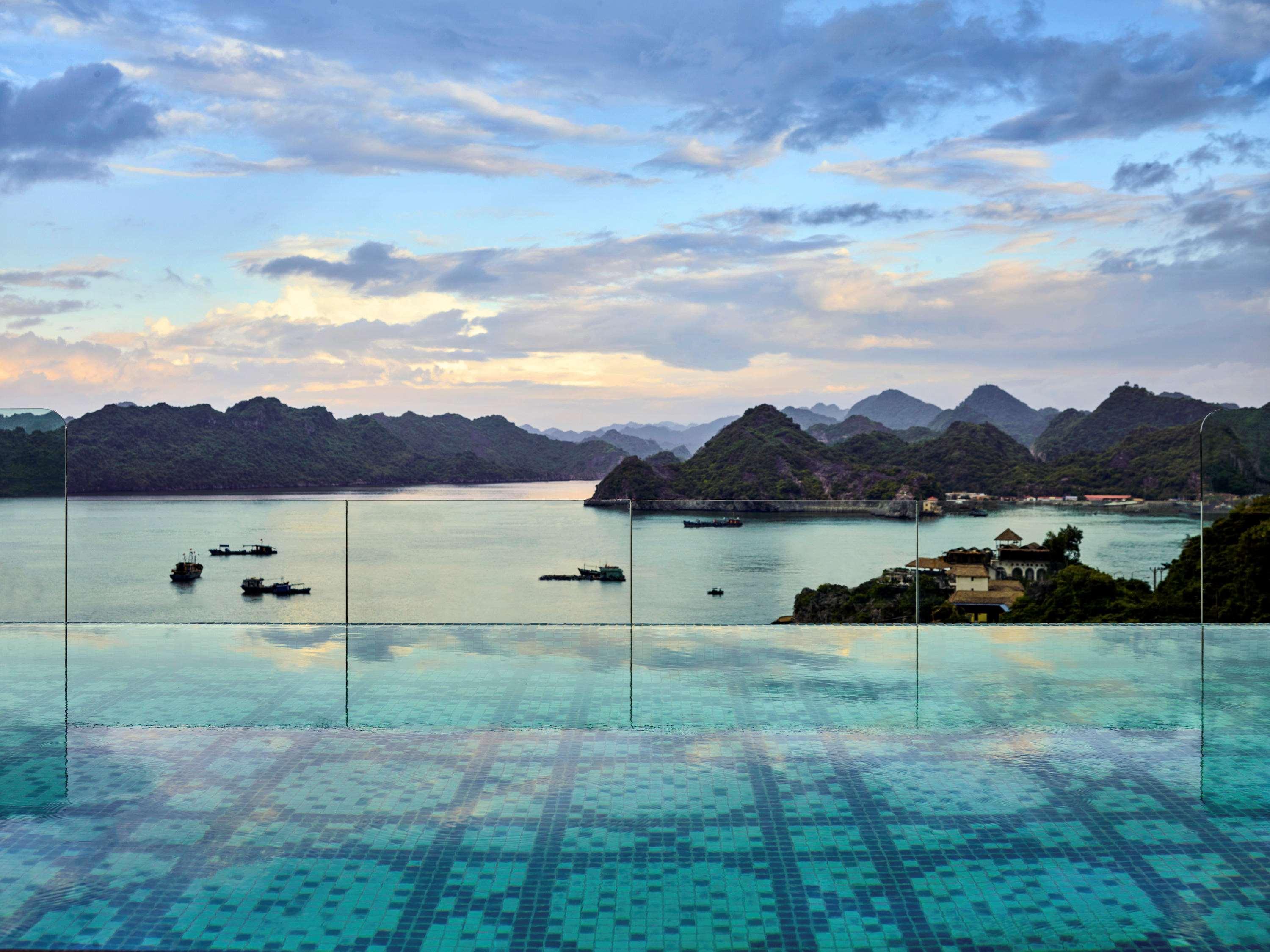 Hôtel Perle d'Orient Cat Ba - MGallery Chan Chau Exterior foto View of the bay from the hotel