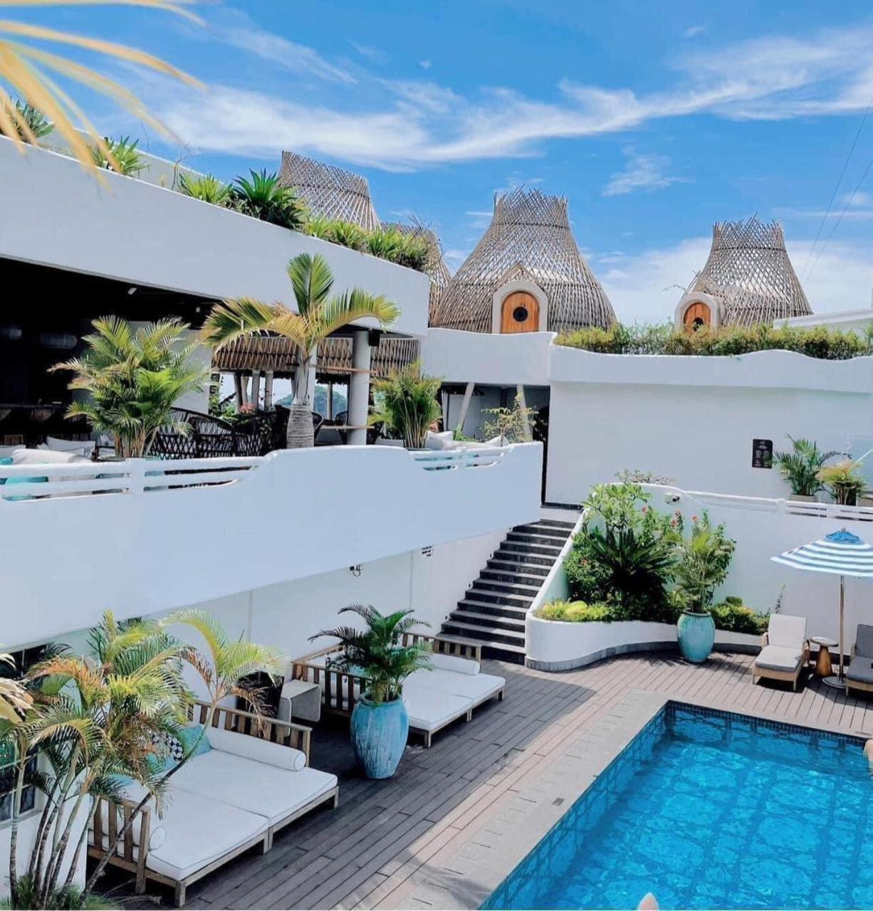Hôtel Perle d'Orient Cat Ba - MGallery Chan Chau Exterior foto The rooftop pool at the hotel