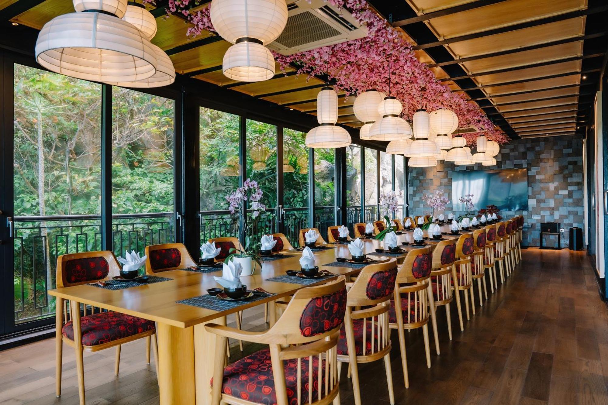 Hôtel Perle d'Orient Cat Ba - MGallery Chan Chau Exterior foto Restaurant in Kyoto